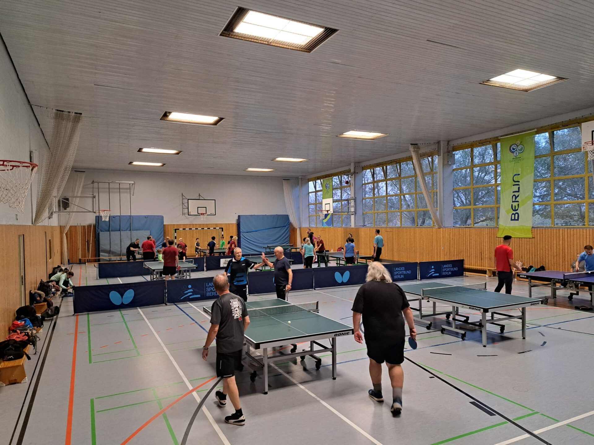 personen beim tischtennis