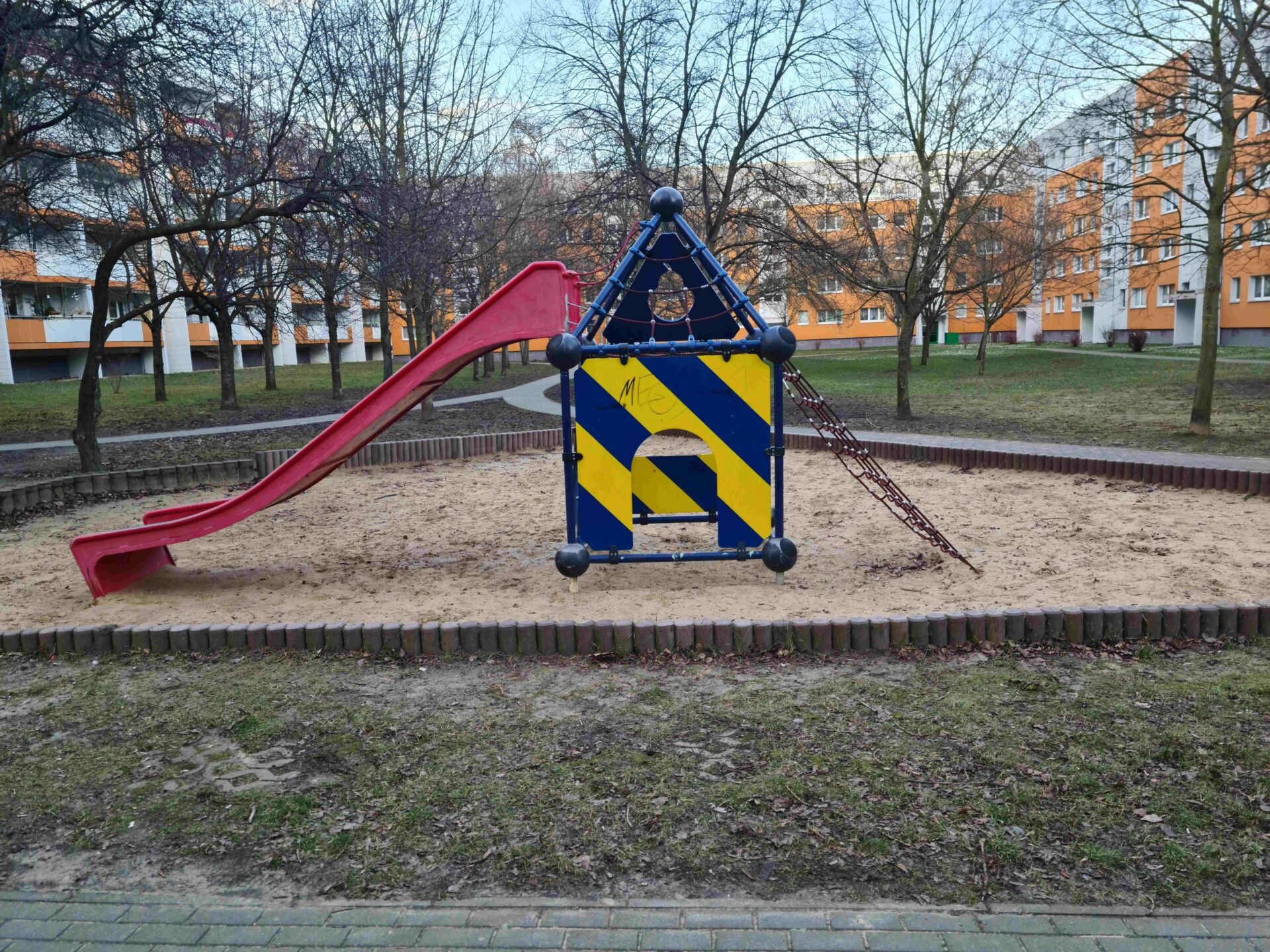 Spielplatz/ Bolzplatz Bärensteinstraße