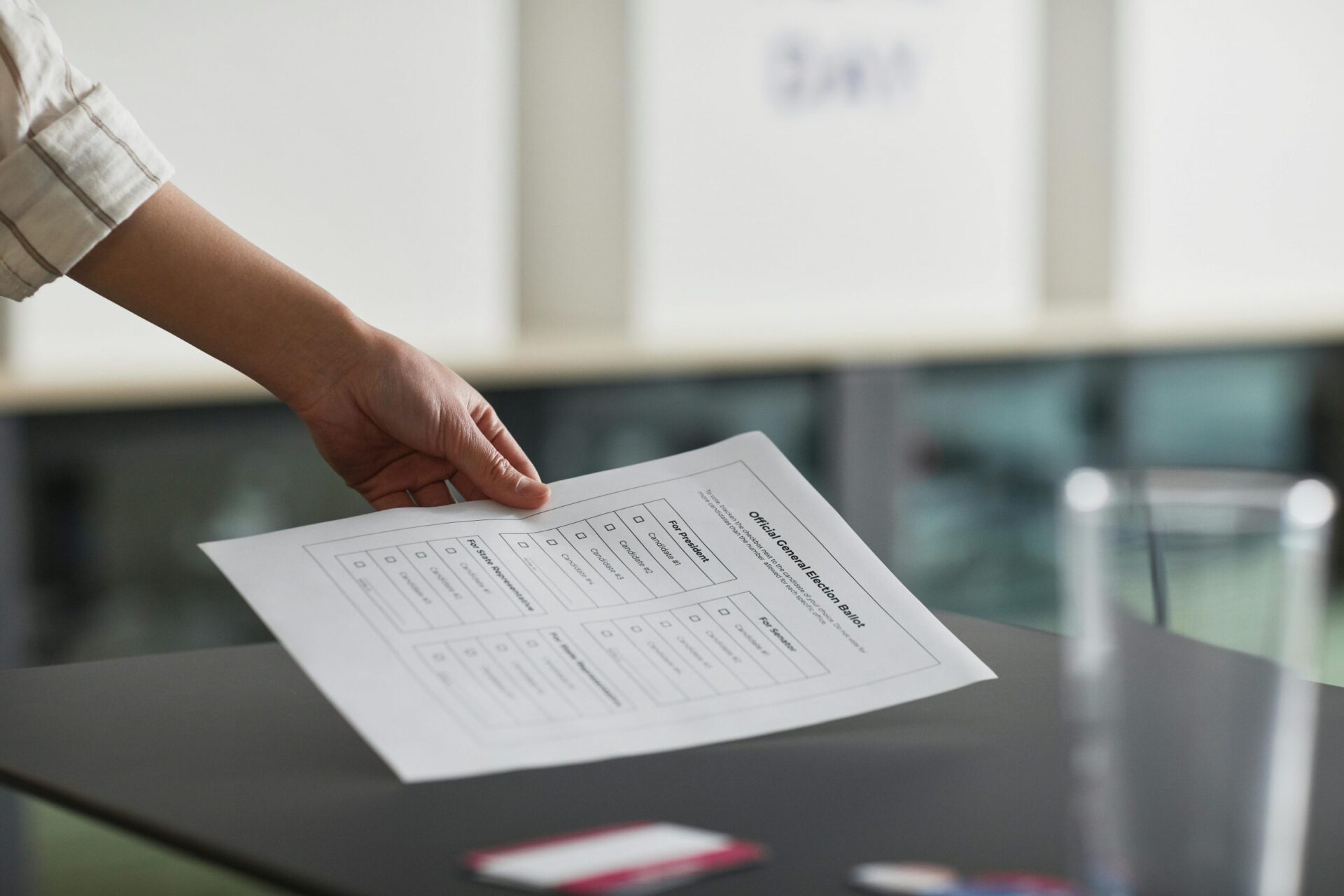 person hält Formular in der hand