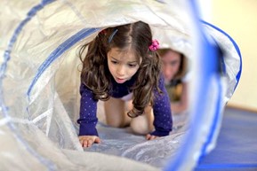 kind im spieltunnel