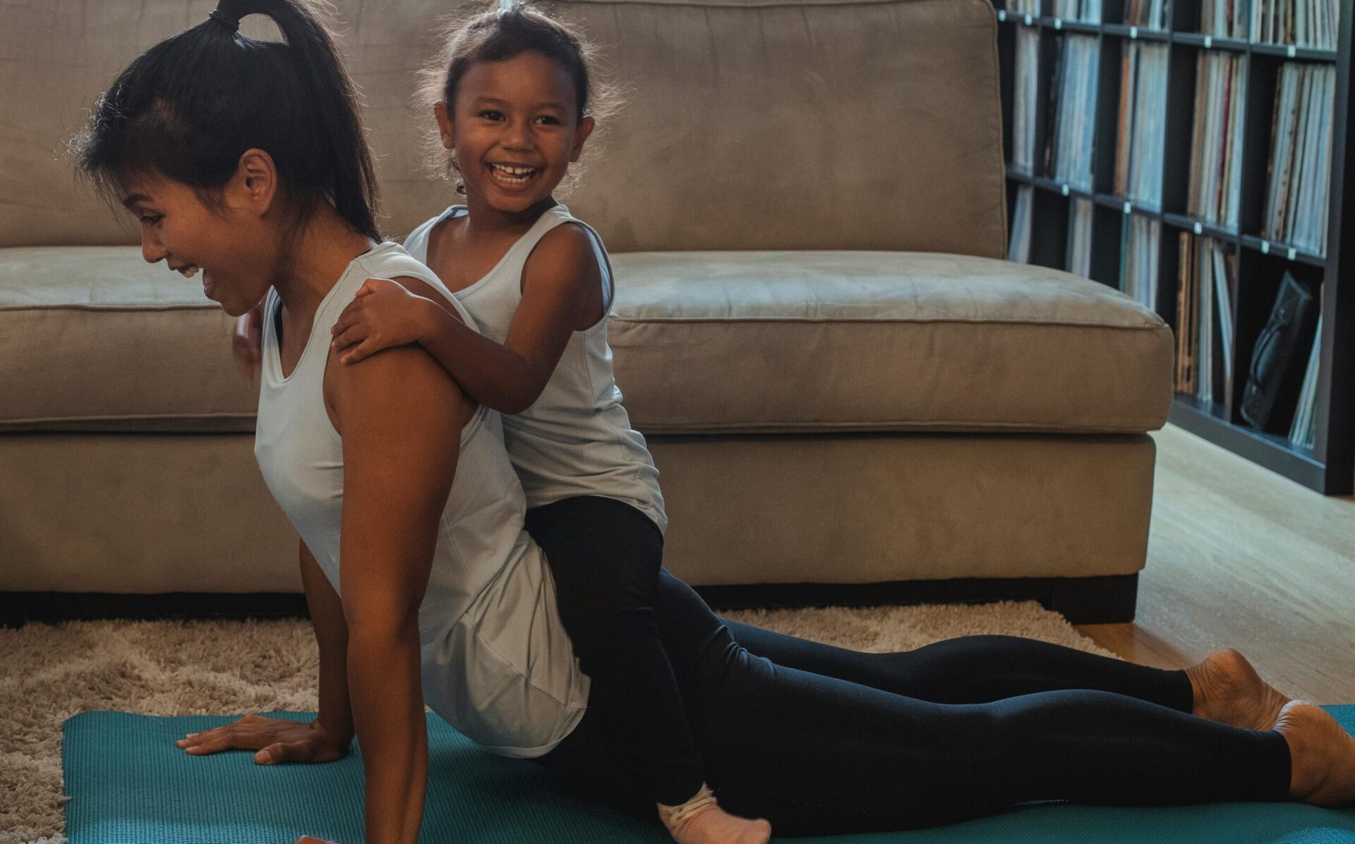 frau und kind beim stretching