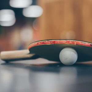 tischtenniskelle und Ball