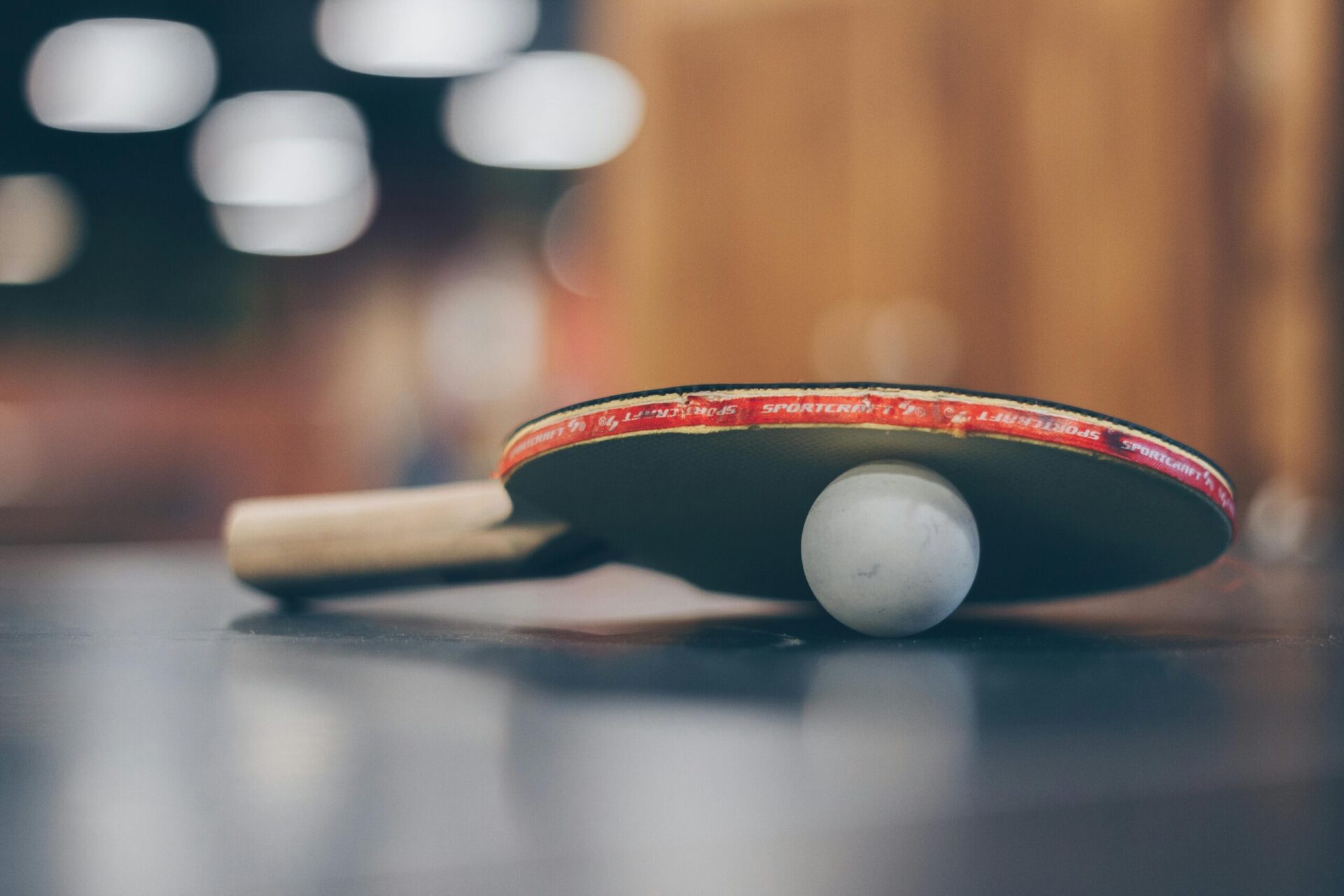tischtenniskelle und Ball